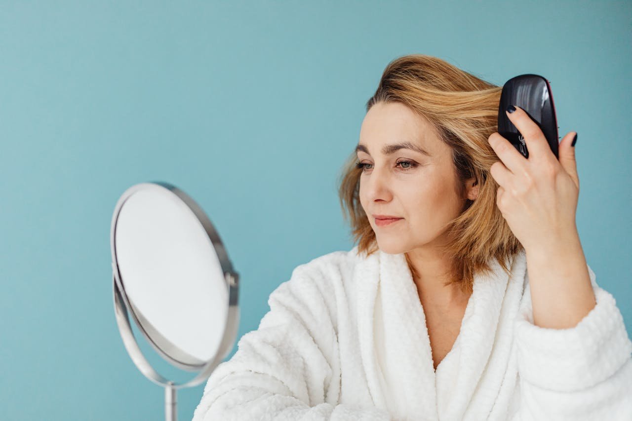 Mujer admirando los resultados de su tratamiento de botox facial